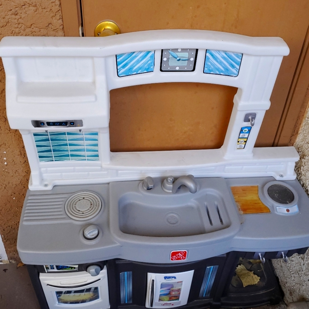 Step 2 Kitchen w/ accessories